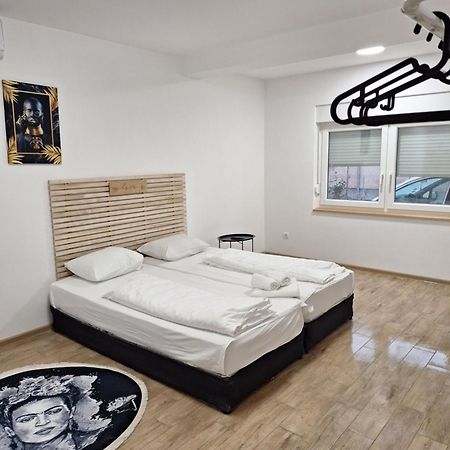 Expo Airport Otel Surčin Екстериор снимка